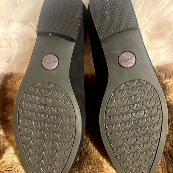 Me Too Black Suede with Gold-Studded Fleur de Lis Smoking Flats! So Chic! Sz. 8M - Picture 6 of 8